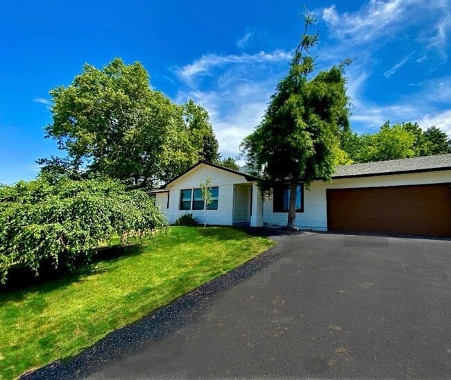 Lovely Highlands Home w/a View Available 7... - Lovely Highlands Home w/a View Available 7...