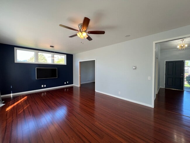 Photo - 1592 Kingston Way