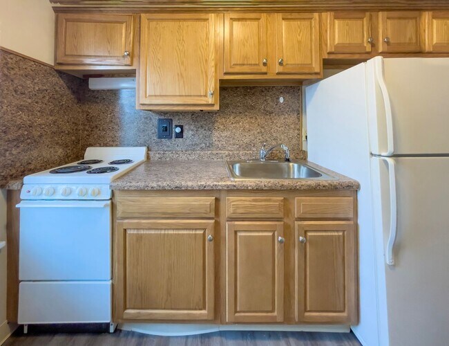 Building Photo - Preleasing for August 2026! 1 Bedroom, 1 B... Unit 03