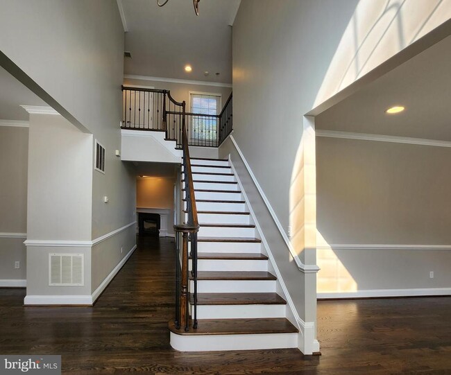 Photo - 610 Meadow Ln SW