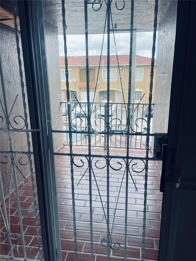 Photo - 2925 W 80th St Apartamento Unidad 217