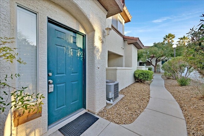 Building Photo - 2 Bedroom, 2 1/2 bath Townhome