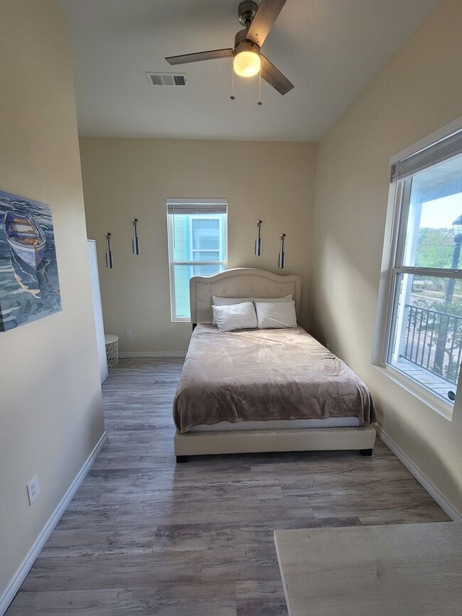 Photo - 2 Blocks From Seawall - 2 bed 1.5 bath