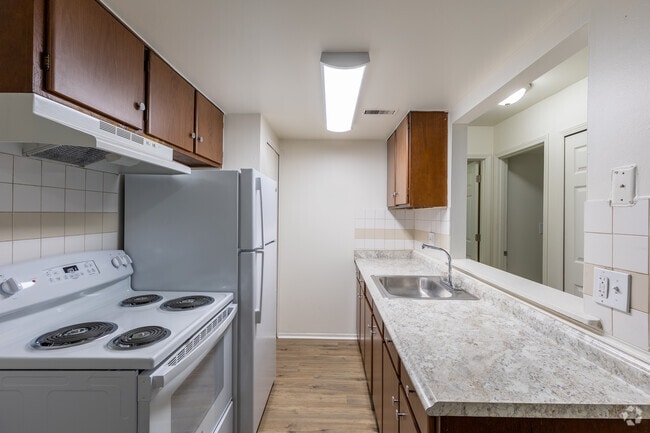1BR, 1BA - 700SF - Kitchen