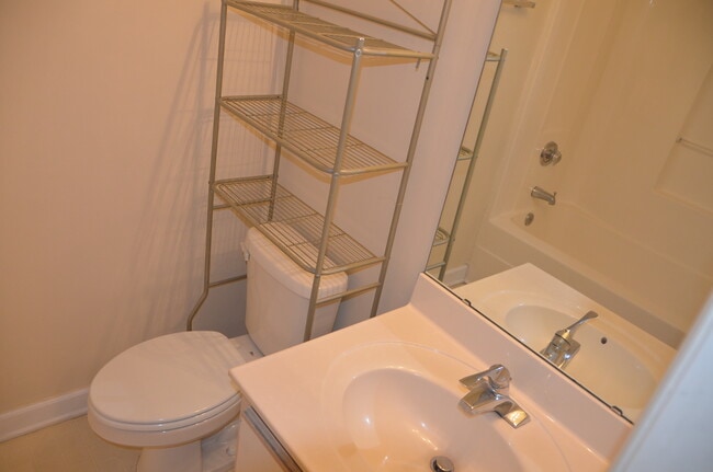 Tu propio baño - 303 Smith Level Rd Unidad E23