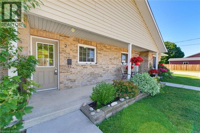 Photo - 165 McDonald St E