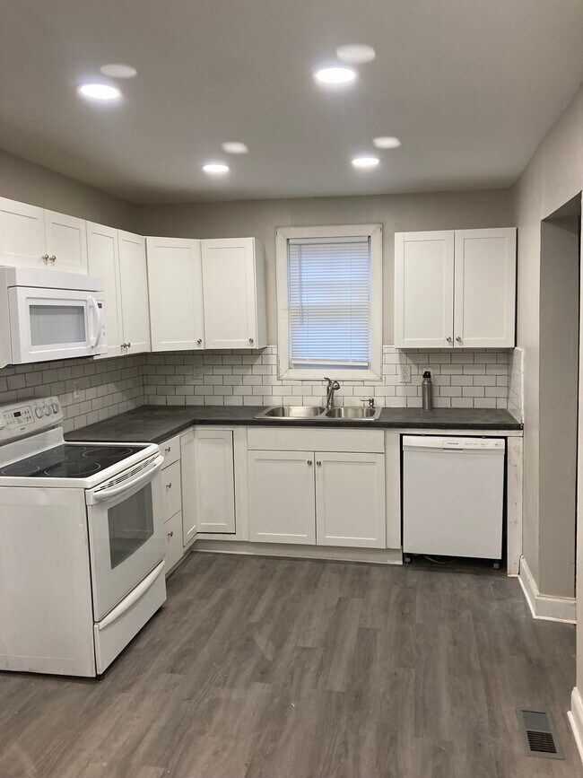 Photo - 3060 Lawson St