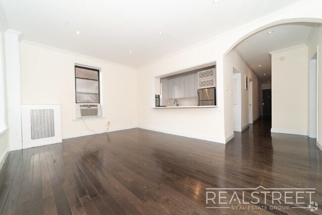 Building Photo - Huge Renovated 3 Bed 2 Bath Classic 6 in B... Unit 4H Rental