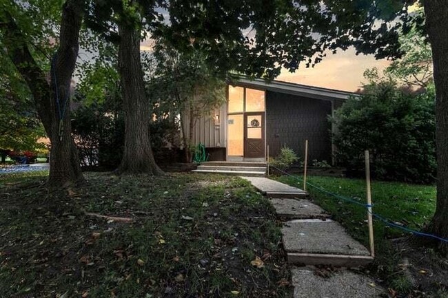 Building Photo - 1422 S River Rd