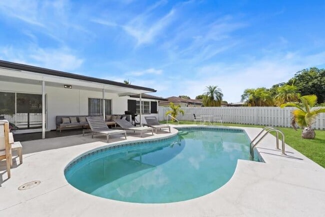 Building Photo - 245 Sandpiper Ave