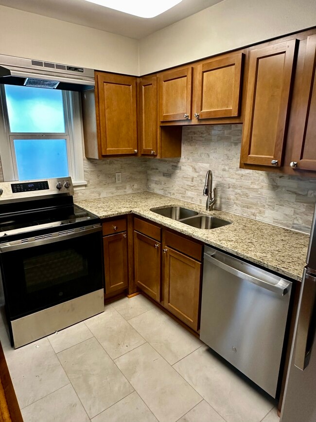 Building Photo - 1326 Barret Ave Unit 4