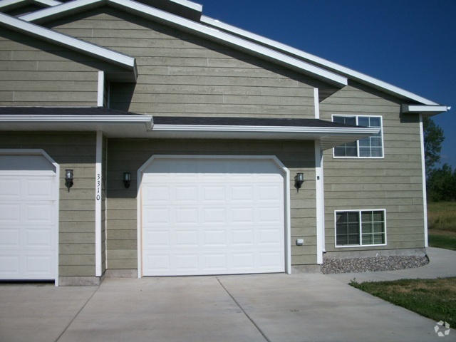 Building Photo - 4 Bedroom, 3 Bathroom Spacious Duplex Rental