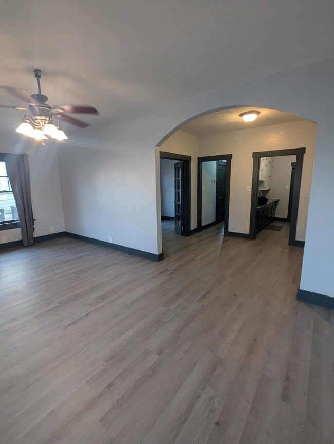 Building Photo - 211 W 10th Ave