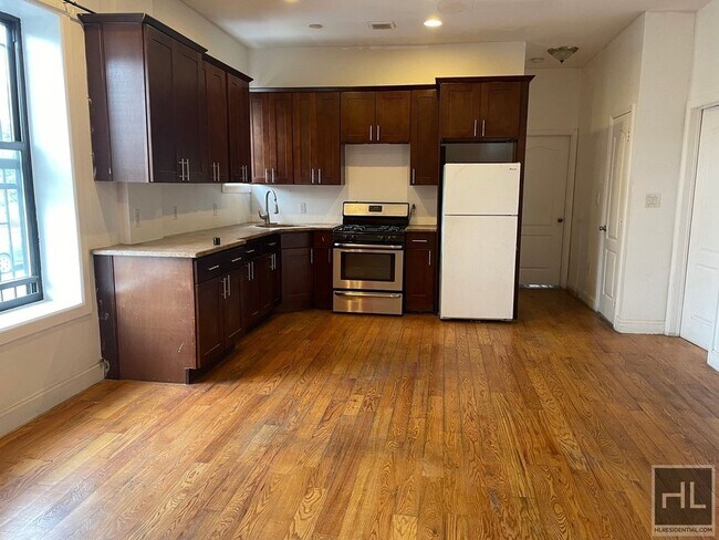 Photo - 130 Dumont Ave