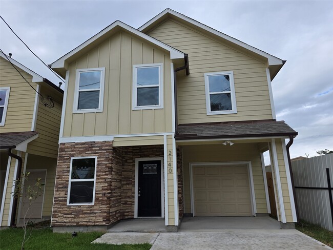 Photo - 2142 De Soto St