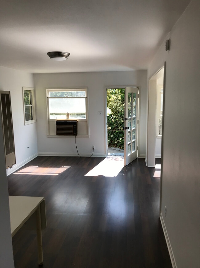 Potente unidad de aire acondicionado y calefactor de pared. - 2966 Hyperion Ave Unidad 2966