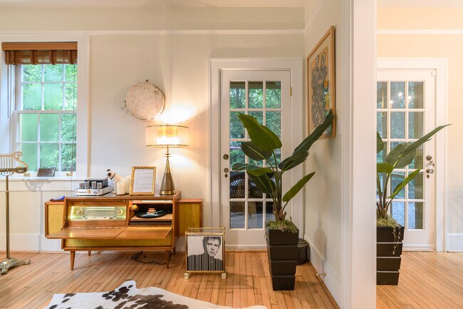 Photo - 617 E 50th St