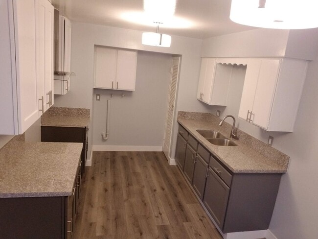 Building Photo - 1405