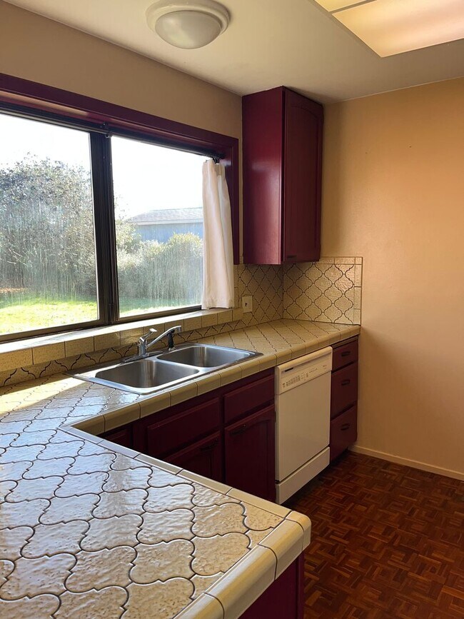 Sunny 2/1 Eureka House with a Fantastic Yard! House Rental in Eureka