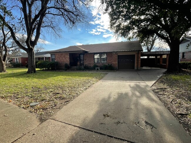 Frente de casa + patio enorme y espacio para varios vehículos. - 1848 Swan Dr