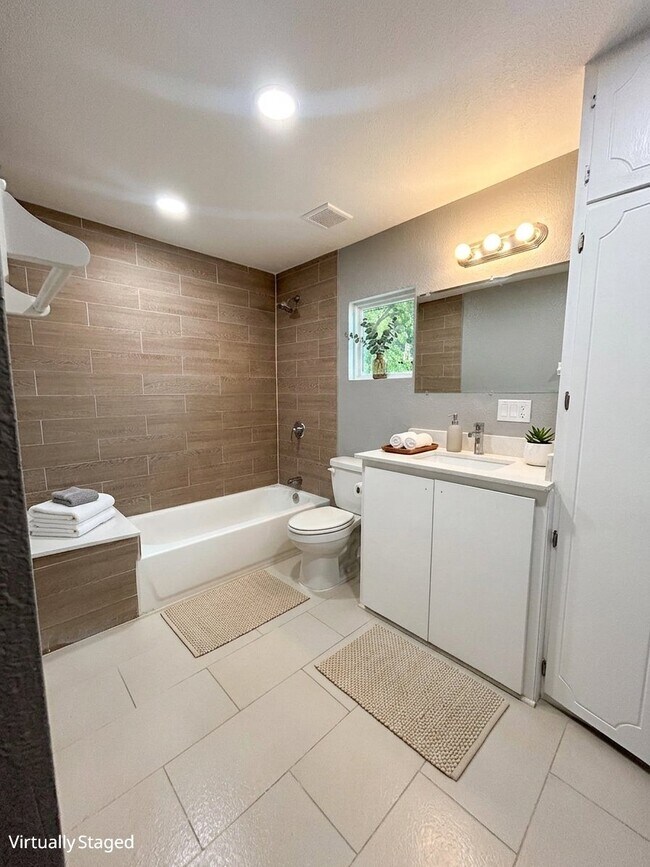 Photo - 426 N Clements St