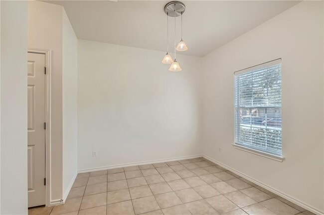 Photo - 271 Housefinch Loop