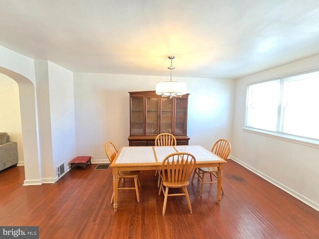 Photo - 2849 Hellerman St