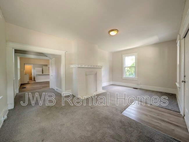 Photo - 203 W 17th St Unidad #1