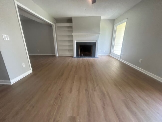 Building Photo - 137 Lionsgate Dr