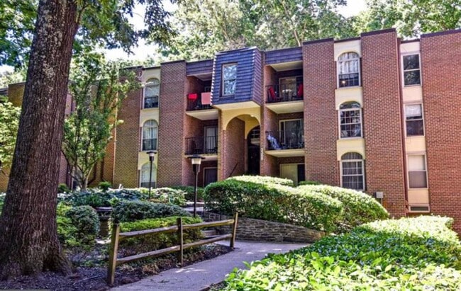 Building Photo - Well-Appointed 2 Bed 1 Bath Condo In Vibra...