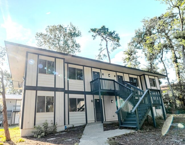 Building Photo - Renovated 2 bed/ 1 bath! Unit B Rental