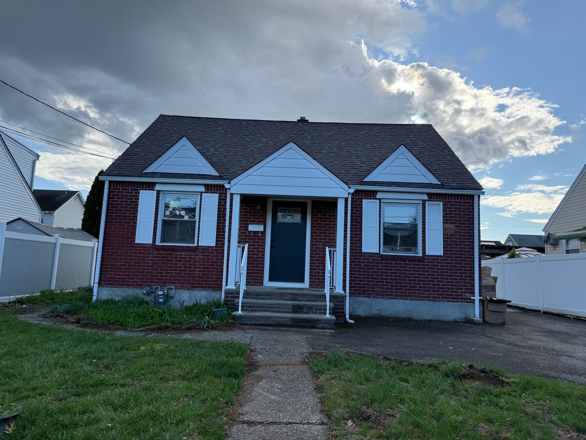Photo - 593 Elm Ave