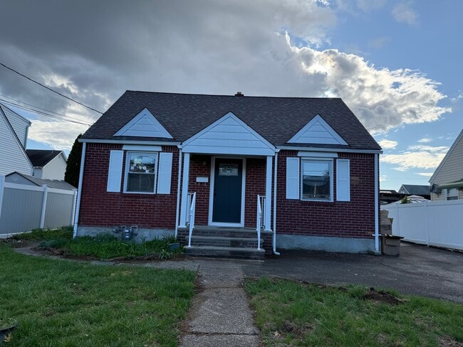 Building Photo - 593 Elm Ave