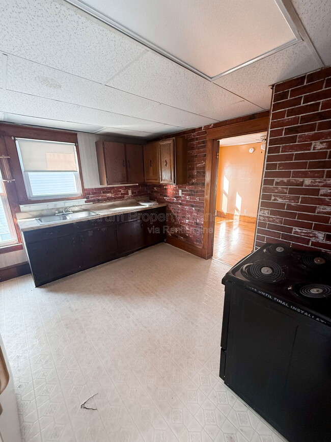 Building Photo - 47 Halifax St Unit 2