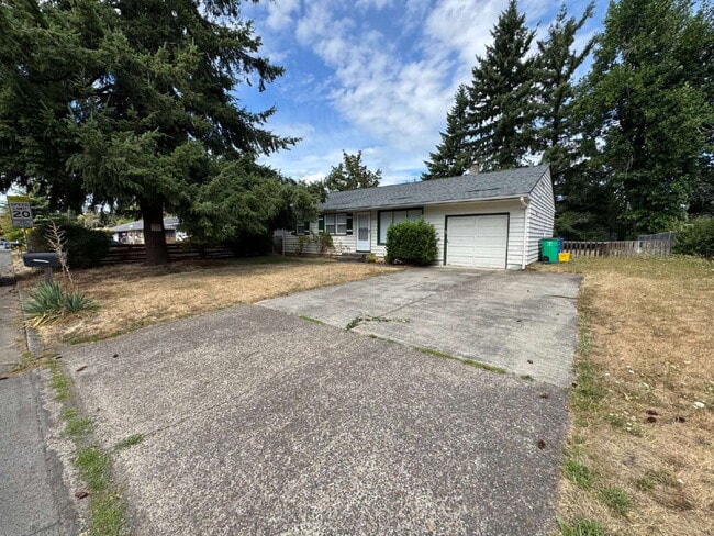Building Photo - 3 Bedroom 1 Bath House on Large Lot