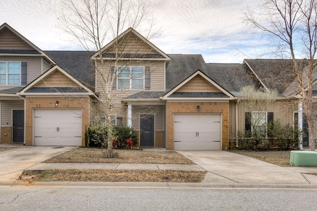 Building Photo - 3 Bedroom 2.5 Bath Townhouse