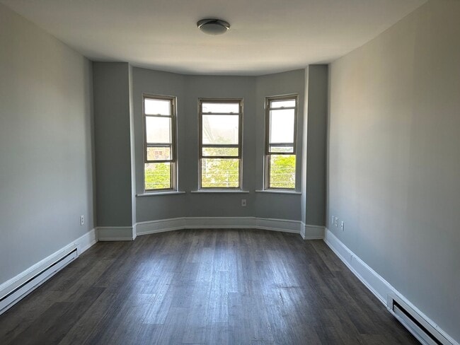 Building Photo - Recently Renovated 1 Bedroom Apartment -- ... Unit 406