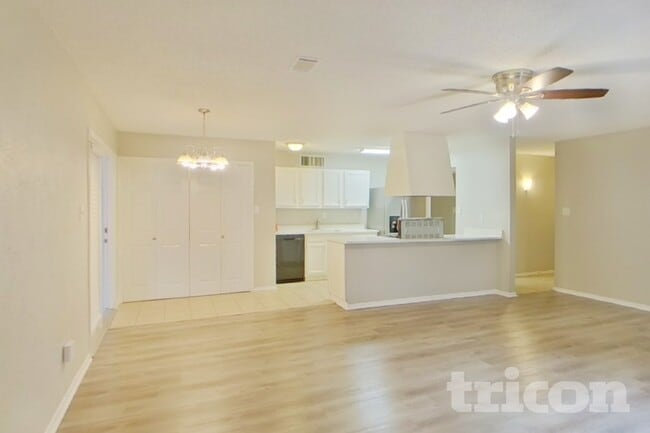 Photo - 7309 Hedge Dr