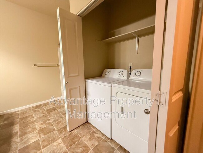 Photo - 537 Catron St N