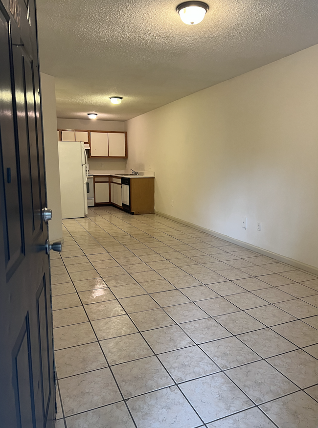 Walk in, living room, open concept kitchen - 145 Lullwater Dr Condo Unit 102