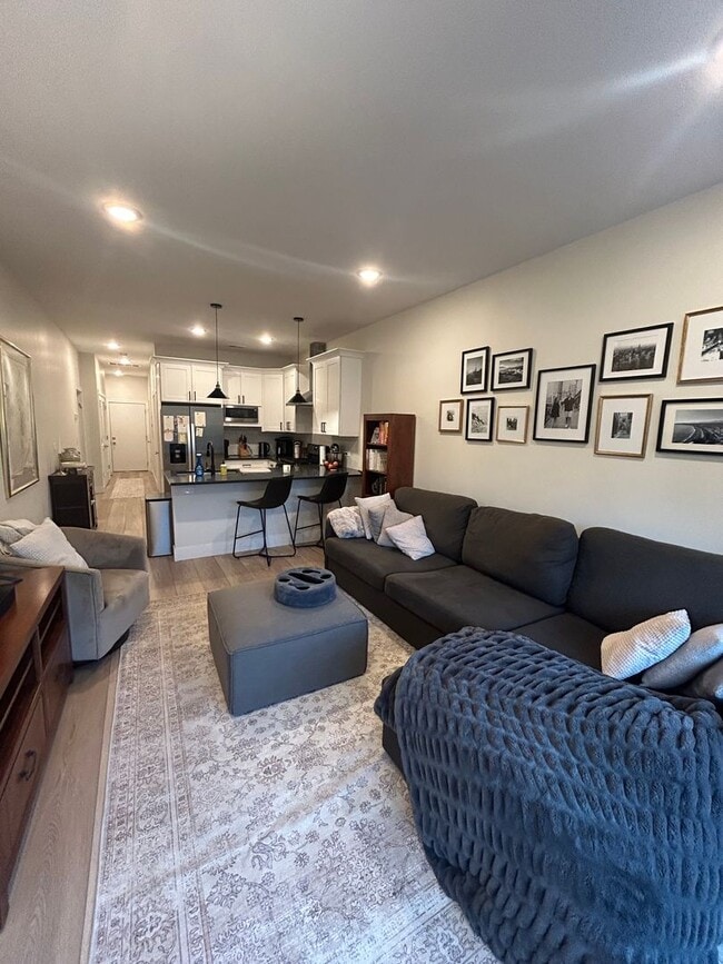 Building Photo - 1646 W Belmont Ave Unit #304