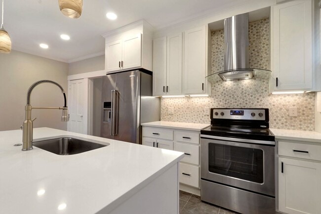 Building Photo - 916-918-918 Harrison Ave Unit 918 Harrison