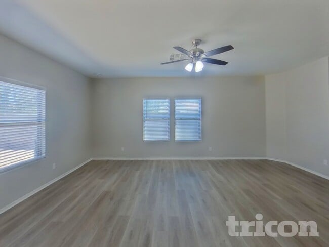 Photo - 40086 W Bonneau St