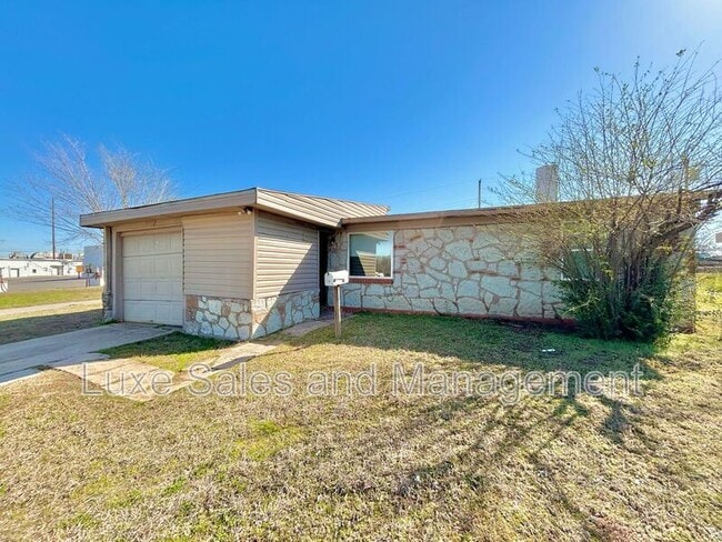 Building Photo - 1700 Karen Dr