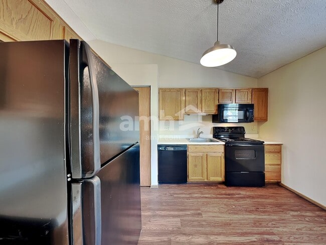 Photo - 212 Charing Cross St