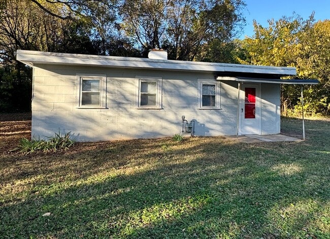 Building Photo - AVAILABLE TO SHOW!