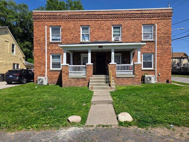 Building Photo - 1301 E 12th St Unit #2