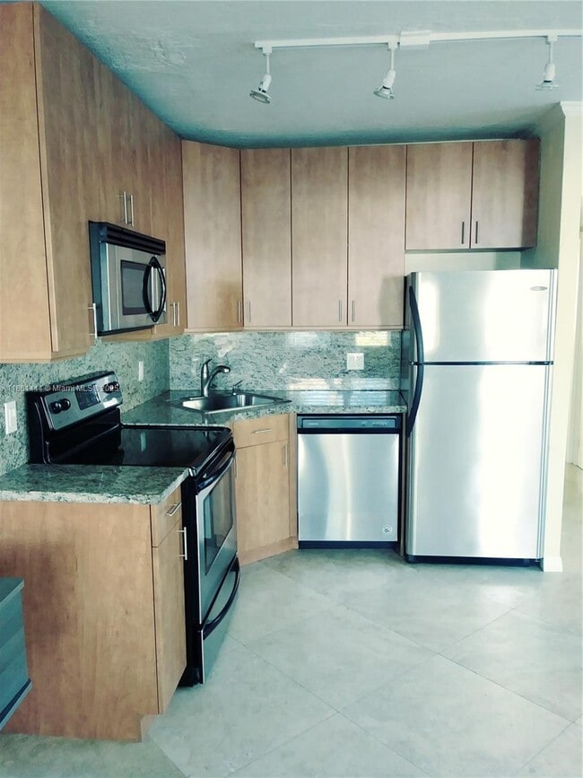 Photo - 1864 NE 46th St Unidad E1