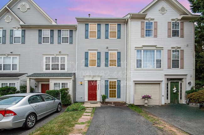 Photo - 45425 Clarkes Crossing Square