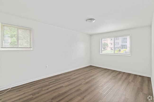2BR, 1BA - 900SF - Primary Bedroom